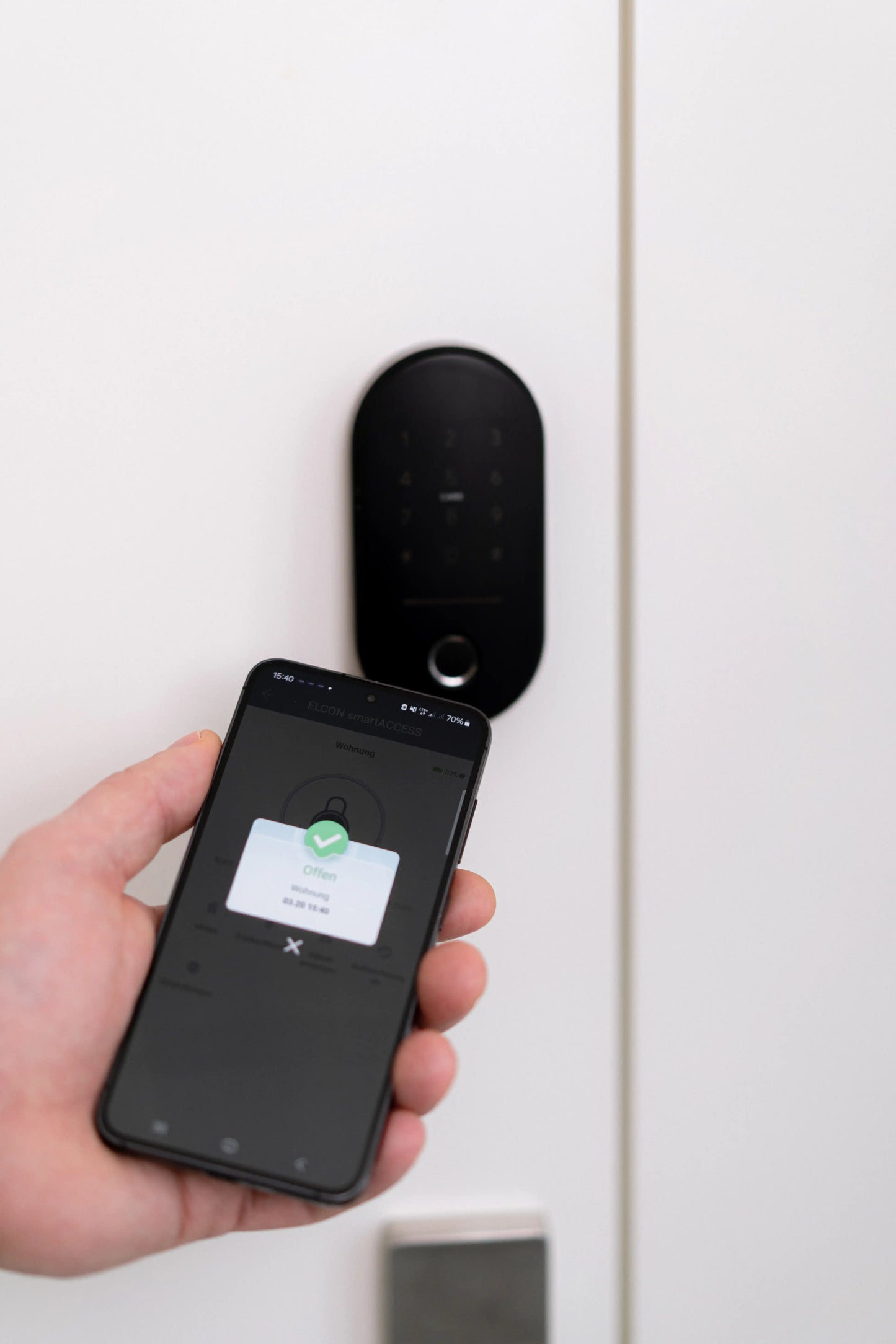 Smartphone-App-oeffnet-Smart-Lock-2