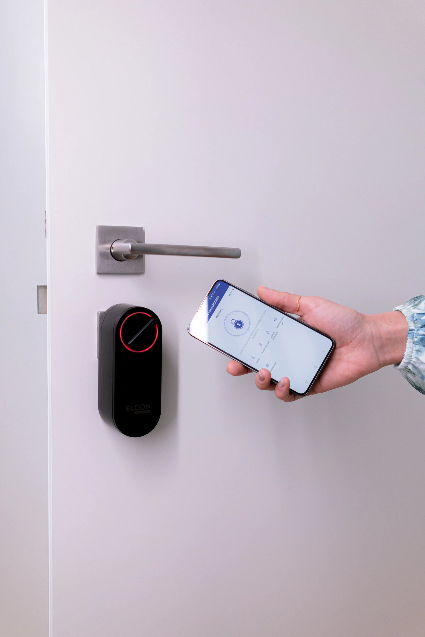 Smartphone App öffnet smartes Türschloss