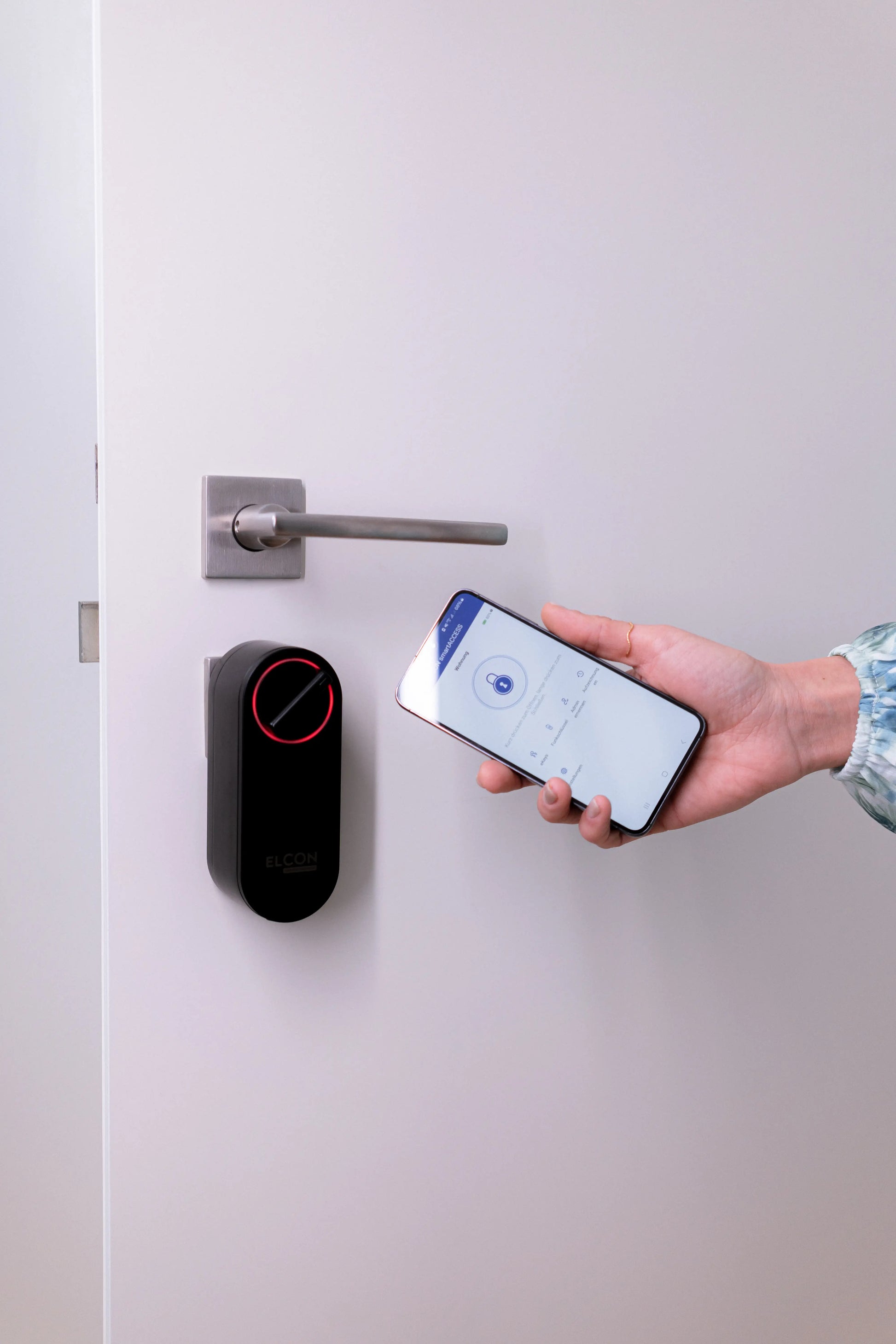 Smartphone App öffnet smartes Türschloss