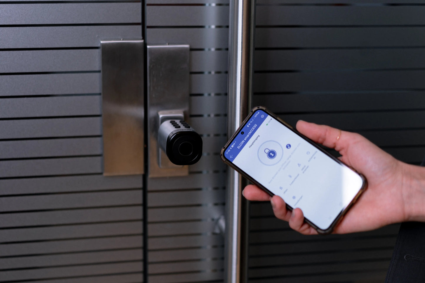 Smartphone-oeffnet-EL20-Digital-Smart-Zylinder