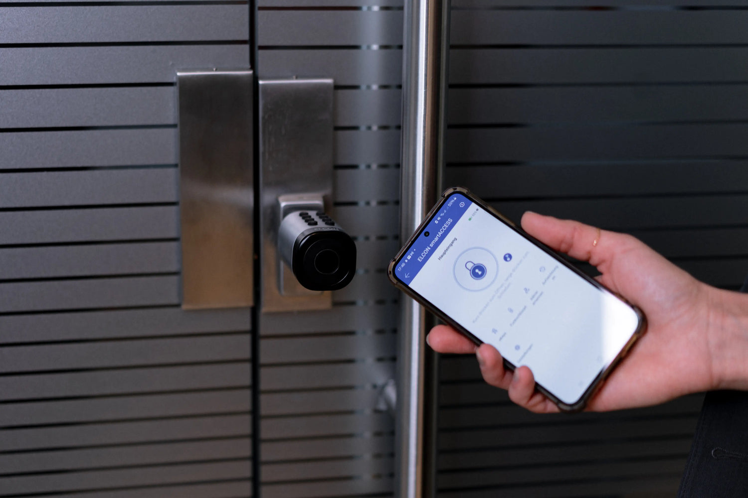 Smartphone-oeffnet-EL20-Digital-Smart-Zylinder