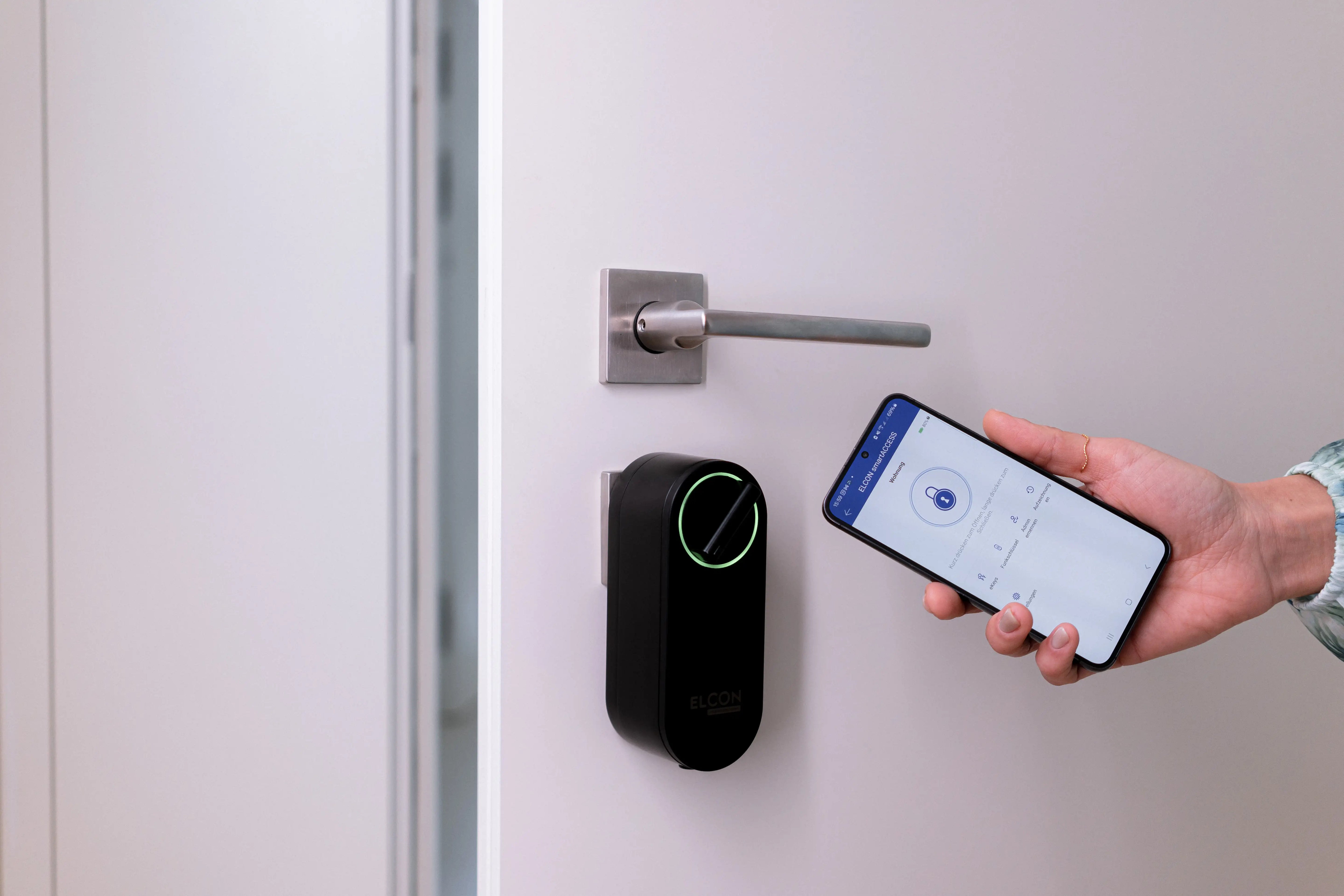 Smartphone öffnet smartes Türschloss